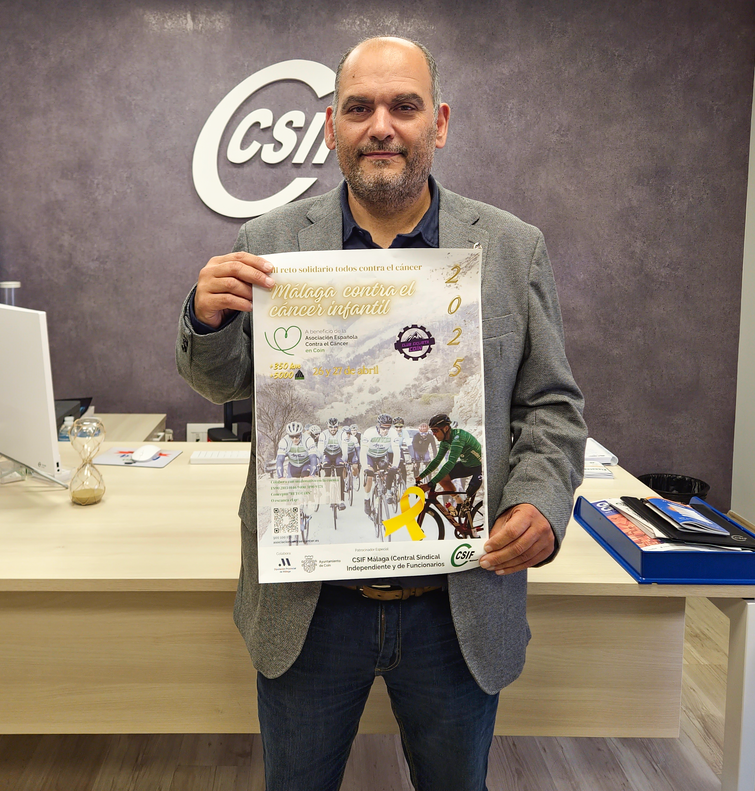 Francisco Javier Domínguez, presidente de CSIF Málaga, con el cartel de la actividad.