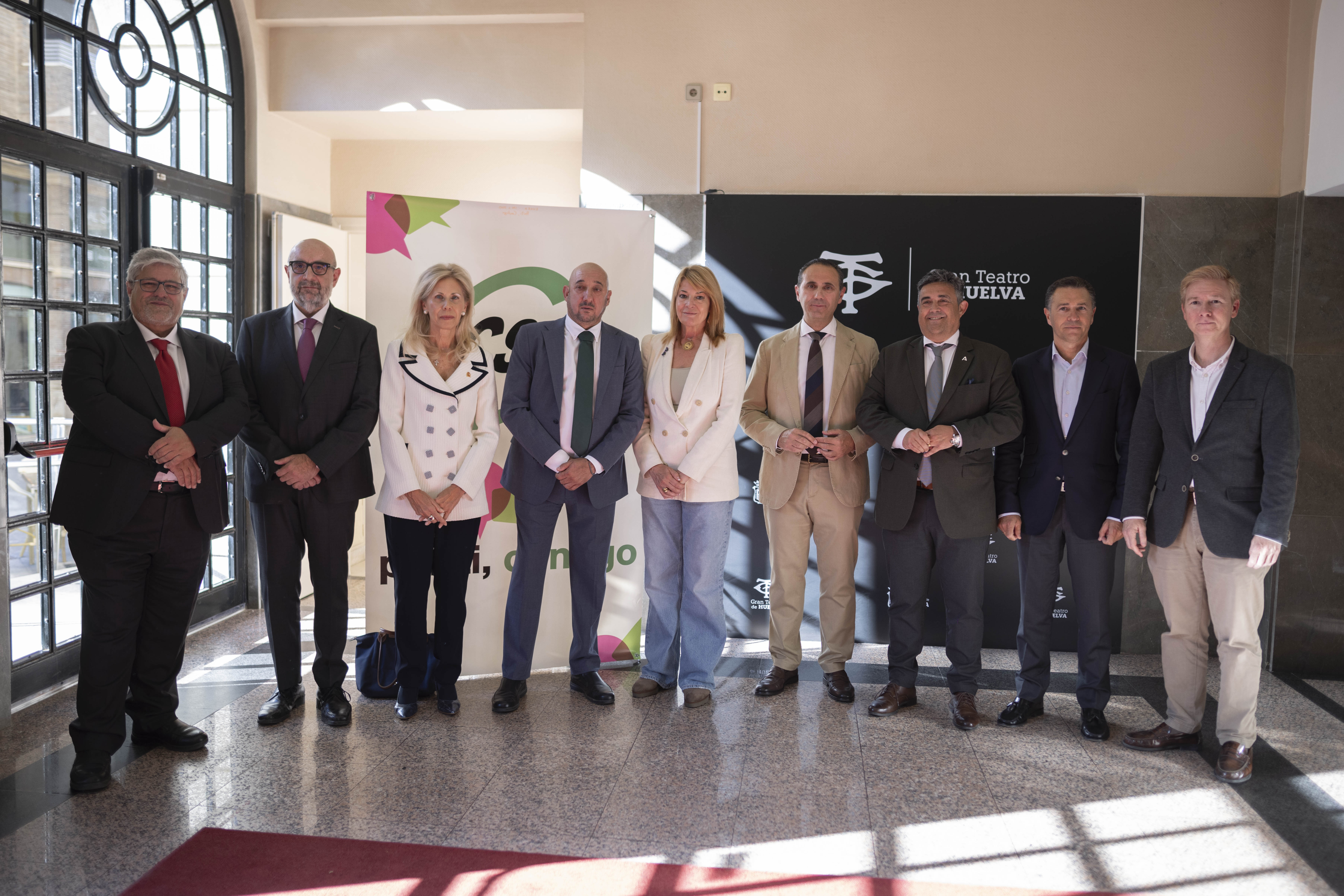 Las autoridades posan antes de la gala