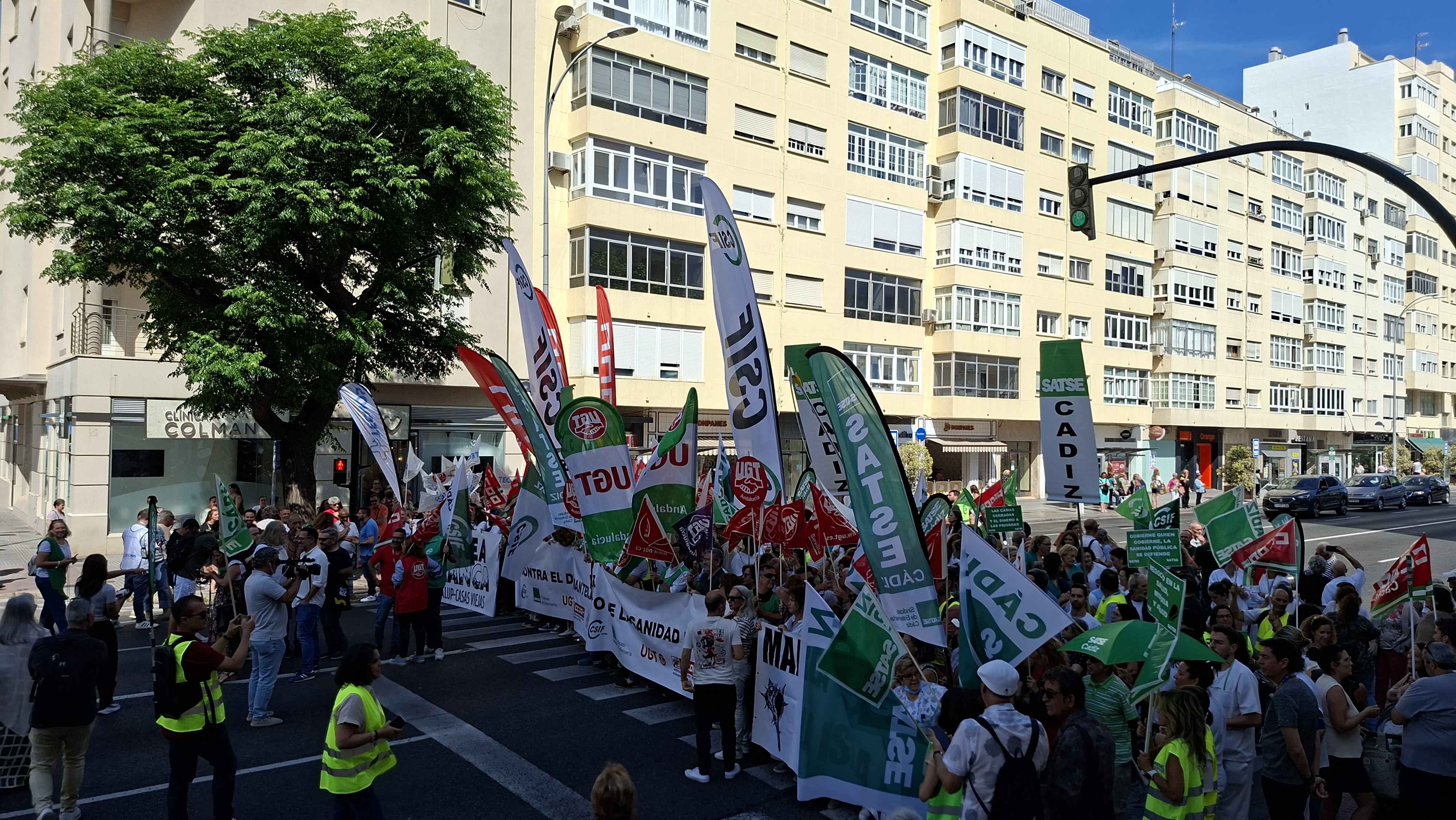CSIF, Satse, CCOO, UGT y Marea Blanca protestan en el Hospital Universitario Puerta del Mar de Cádiz por la situación que sufre la sanidad pública
