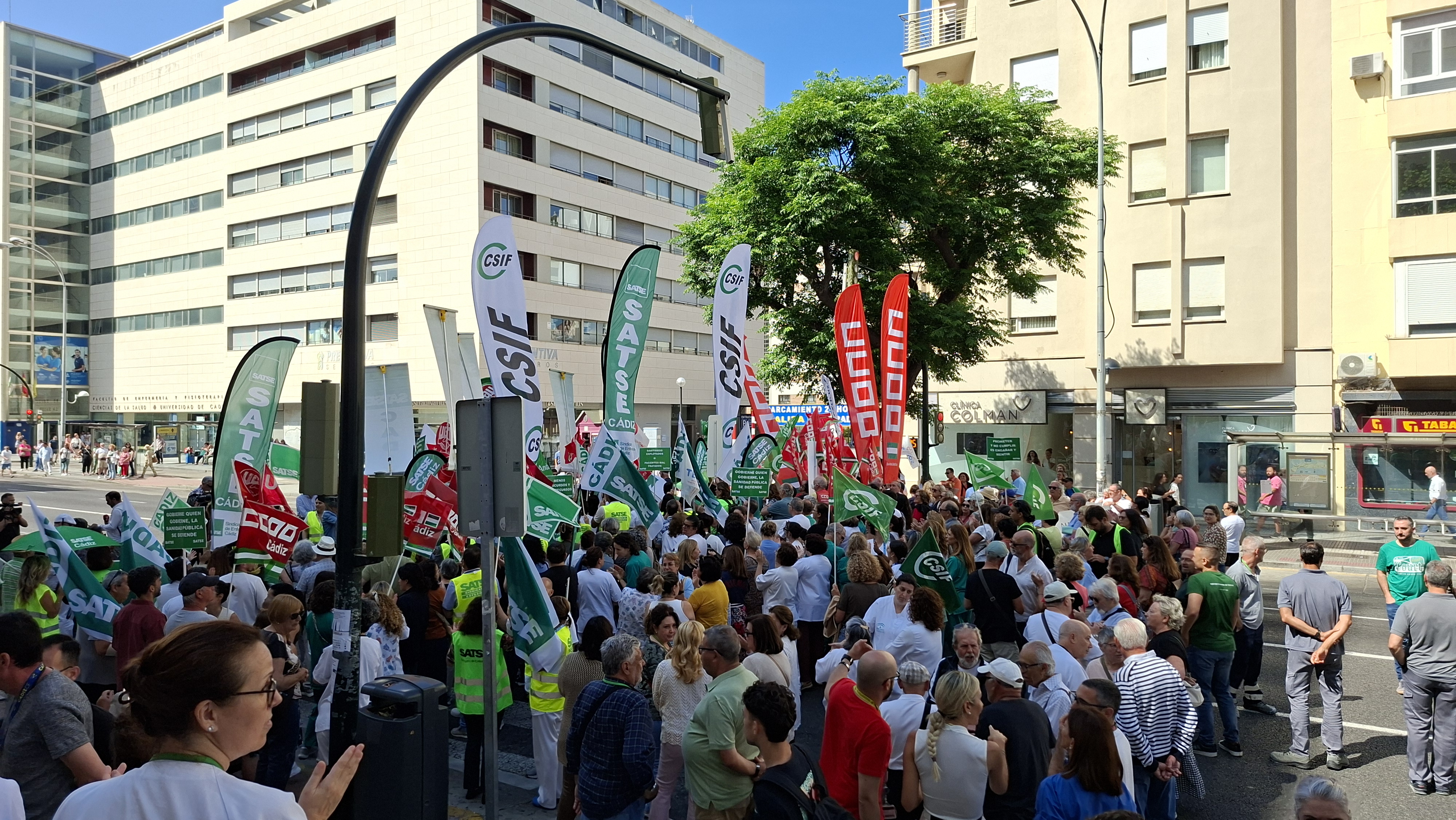 CSIF, Satse, CCOO, UGT y Marea Blanca protestan en el Hospital Universitario Puerta del Mar de Cádiz por la situación que sufre la sanidad pública