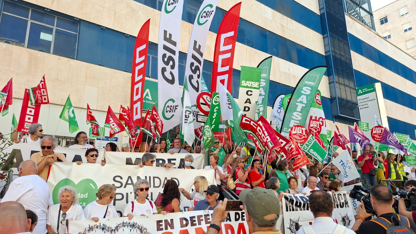 CSIF, Satse, CCOO, UGT y Marea Blanca protestan en el Hospital Universitario Puerta del Mar de Cádiz por la situación que sufre la sanidad pública