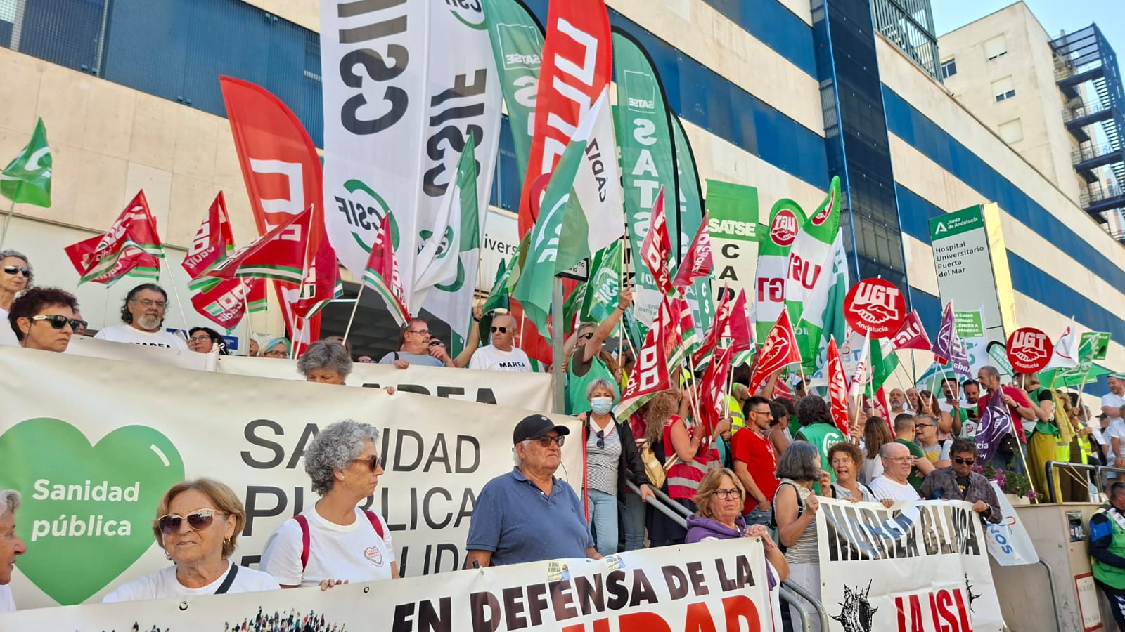 CSIF, Satse, CCOO, UGT y Marea Blanca protestan en el Hospital Universitario Puerta del Mar de Cádiz por la situación que sufre la sanidad pública