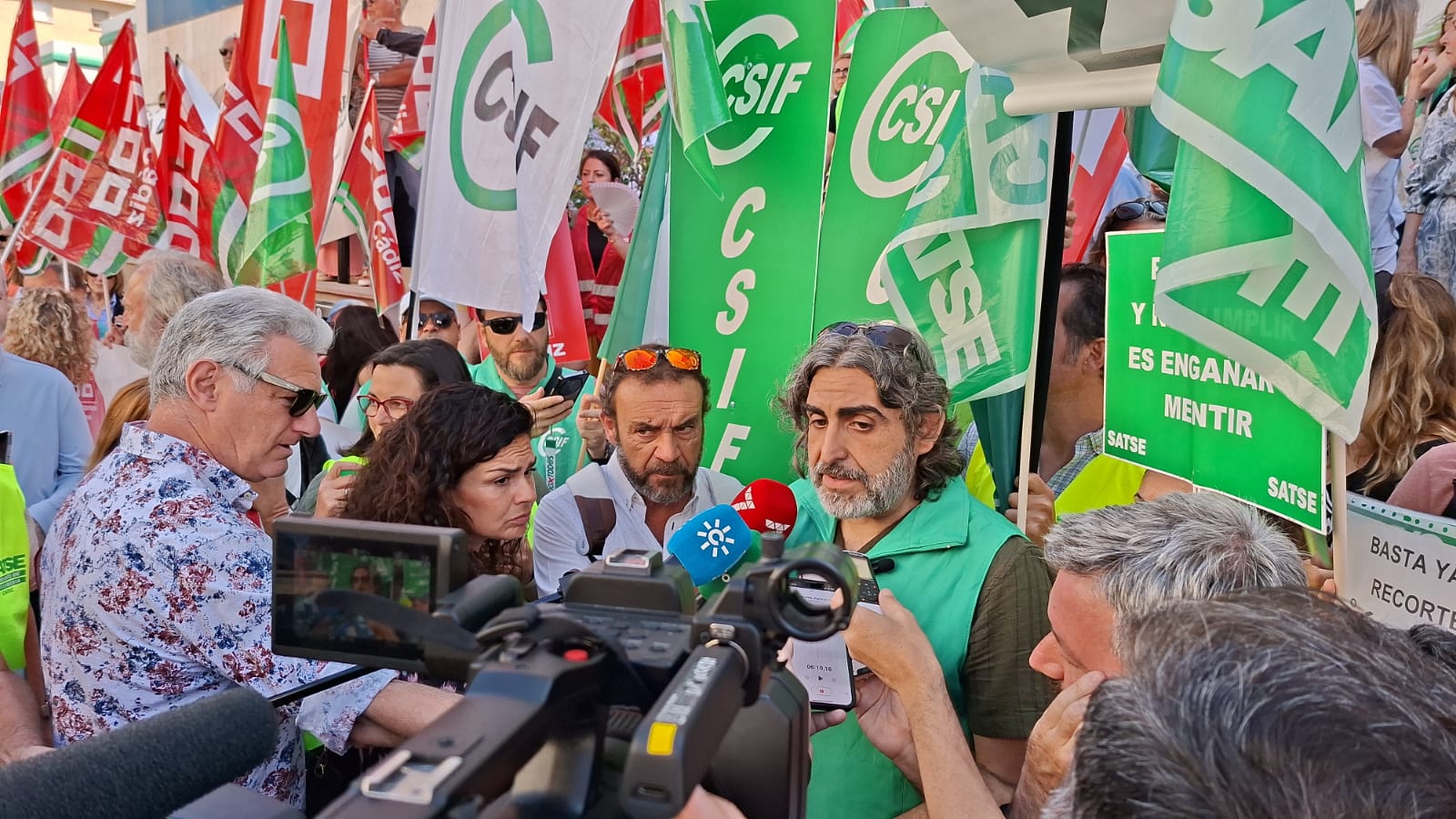 Concentración en el Hospital Universitario Puerta del Mar en Cádiz