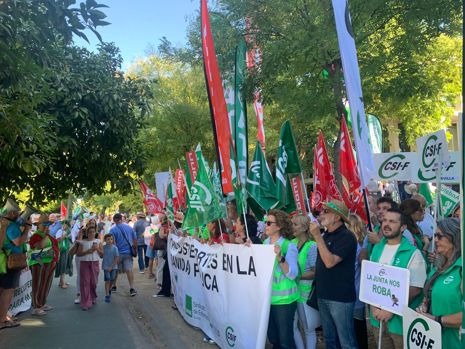 Los manifestantes ante la Oficina del Censo Electoral de Sevilla
