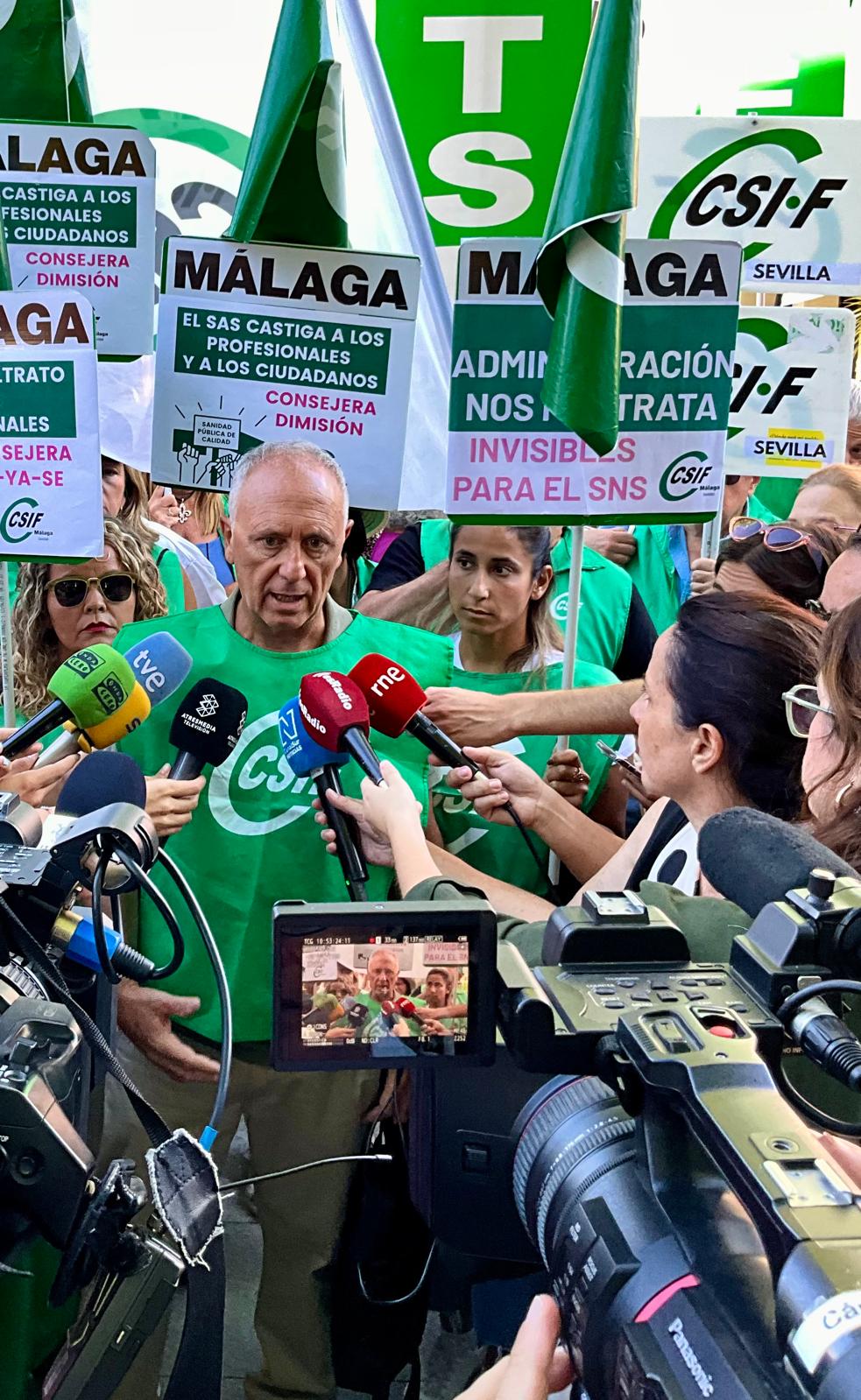 Victorino Girela, presidente del sector de Sanidad de CSIF-A, atiende a los medios de comunicación