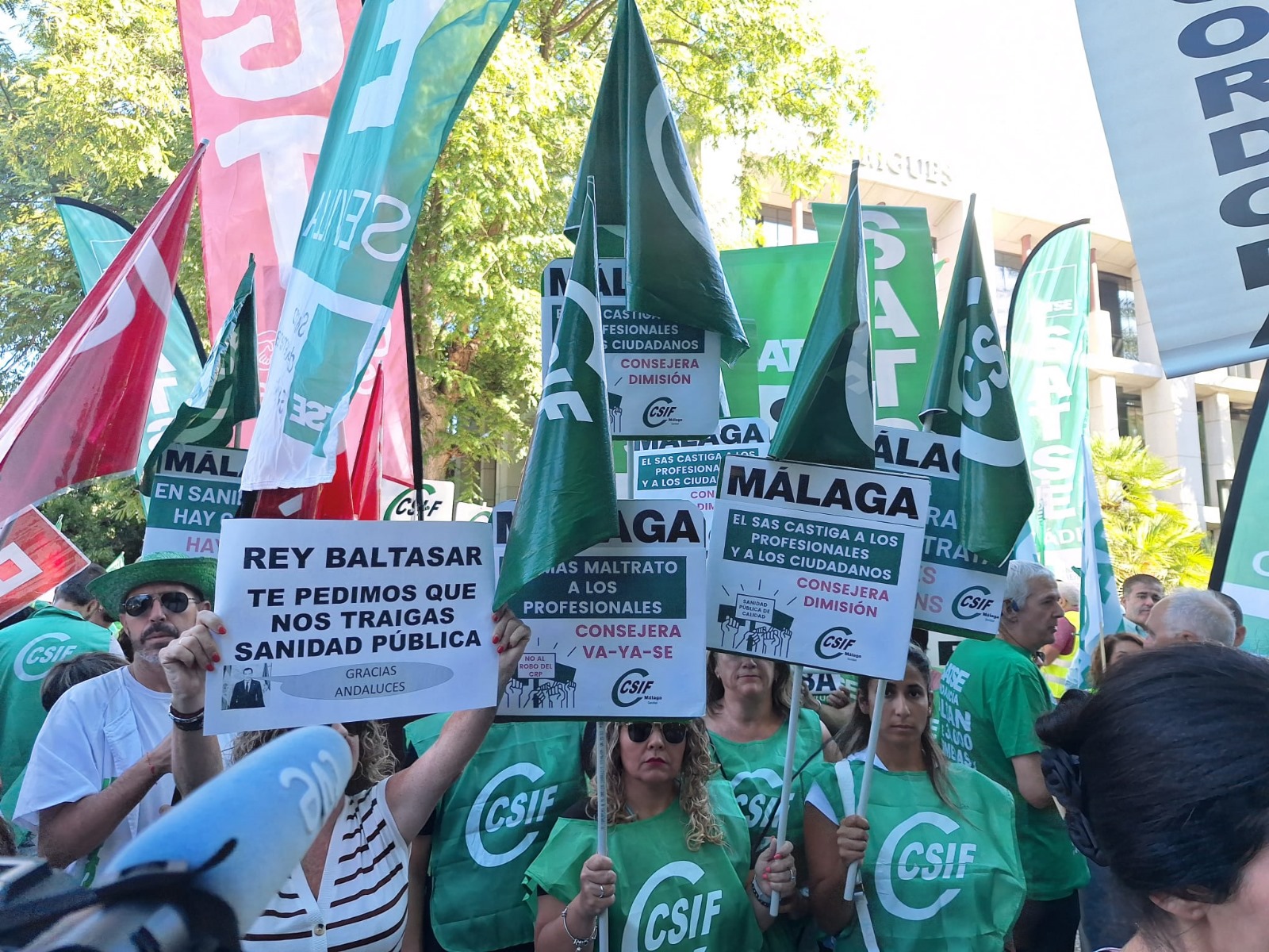 Manifestantes durante la concentración en Se