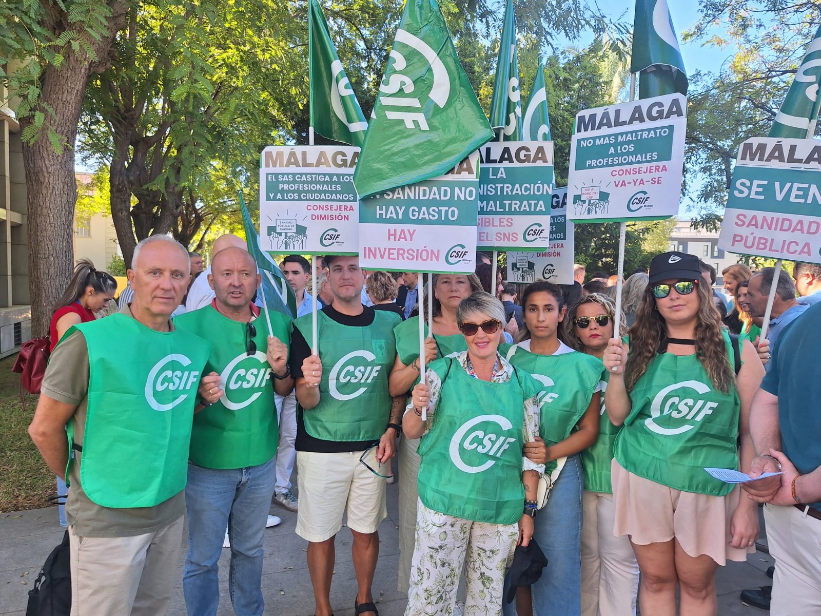 Victorino Girela, presidente del sector de Sanidad de CSIF-A, junto con otros compañeros del sindicato
