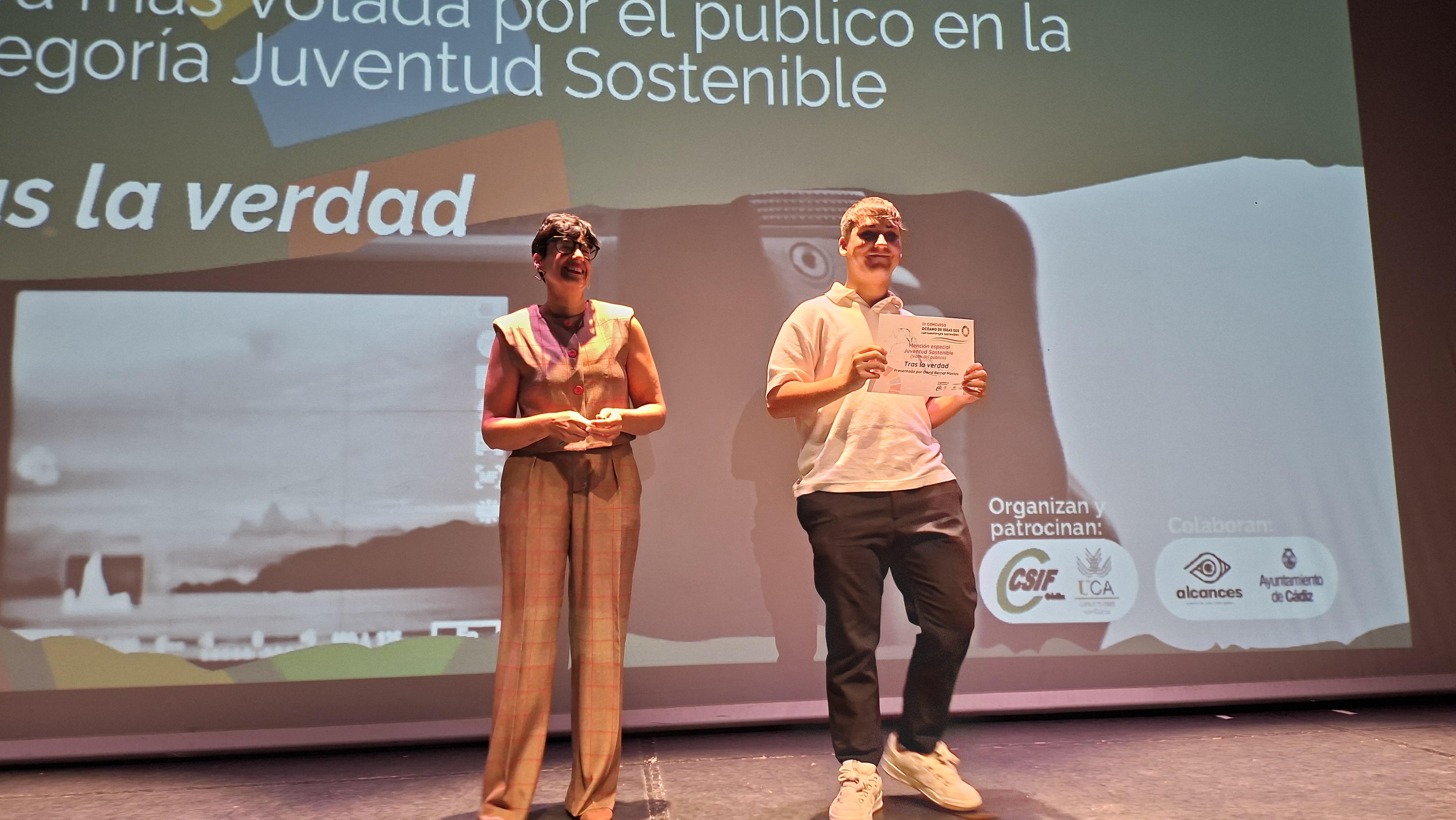 Entrega diploma a Tras la Verdad (IES Jorge Juan de S.Fernando)