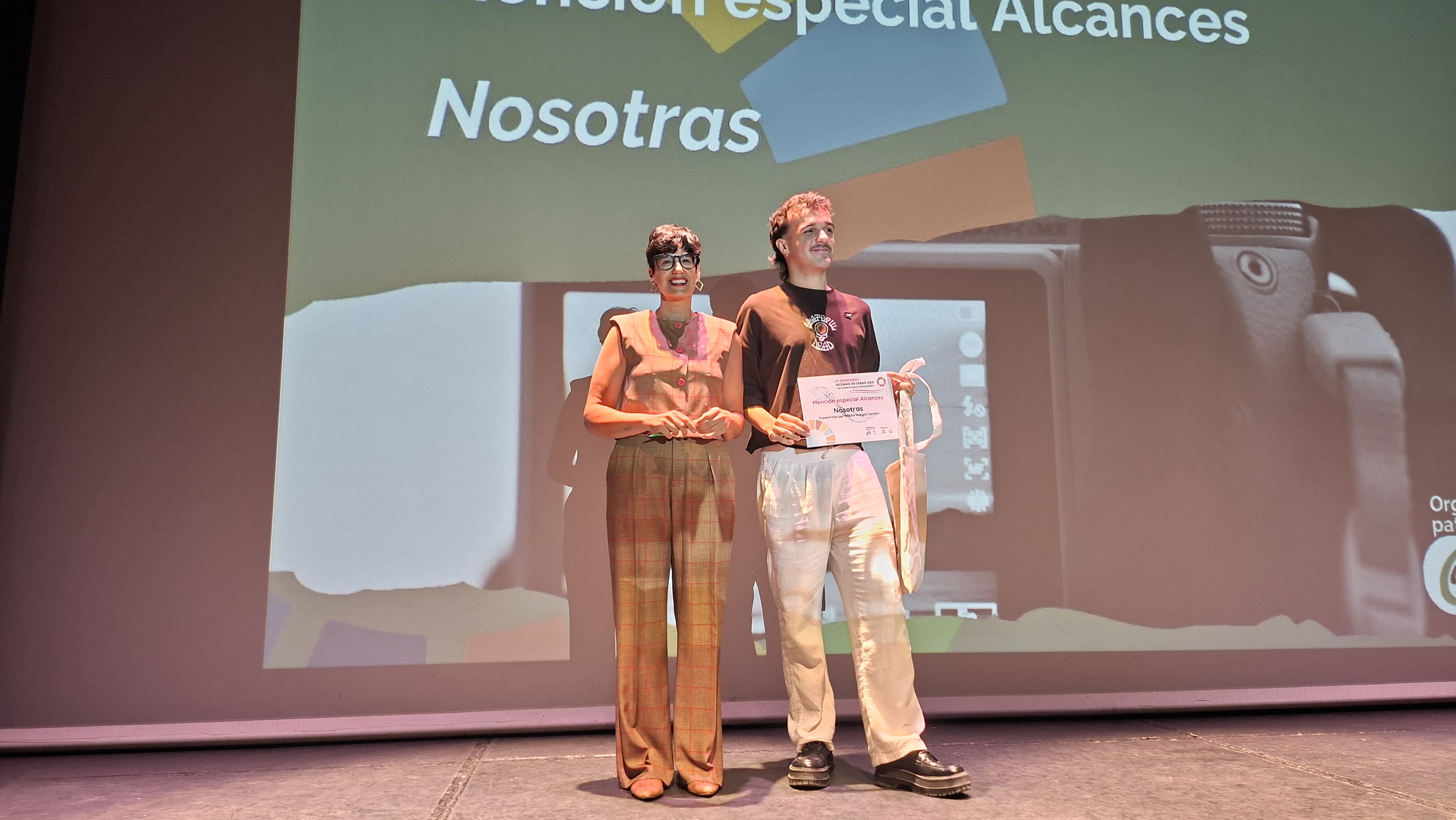 Entrega diploma a Nosotras