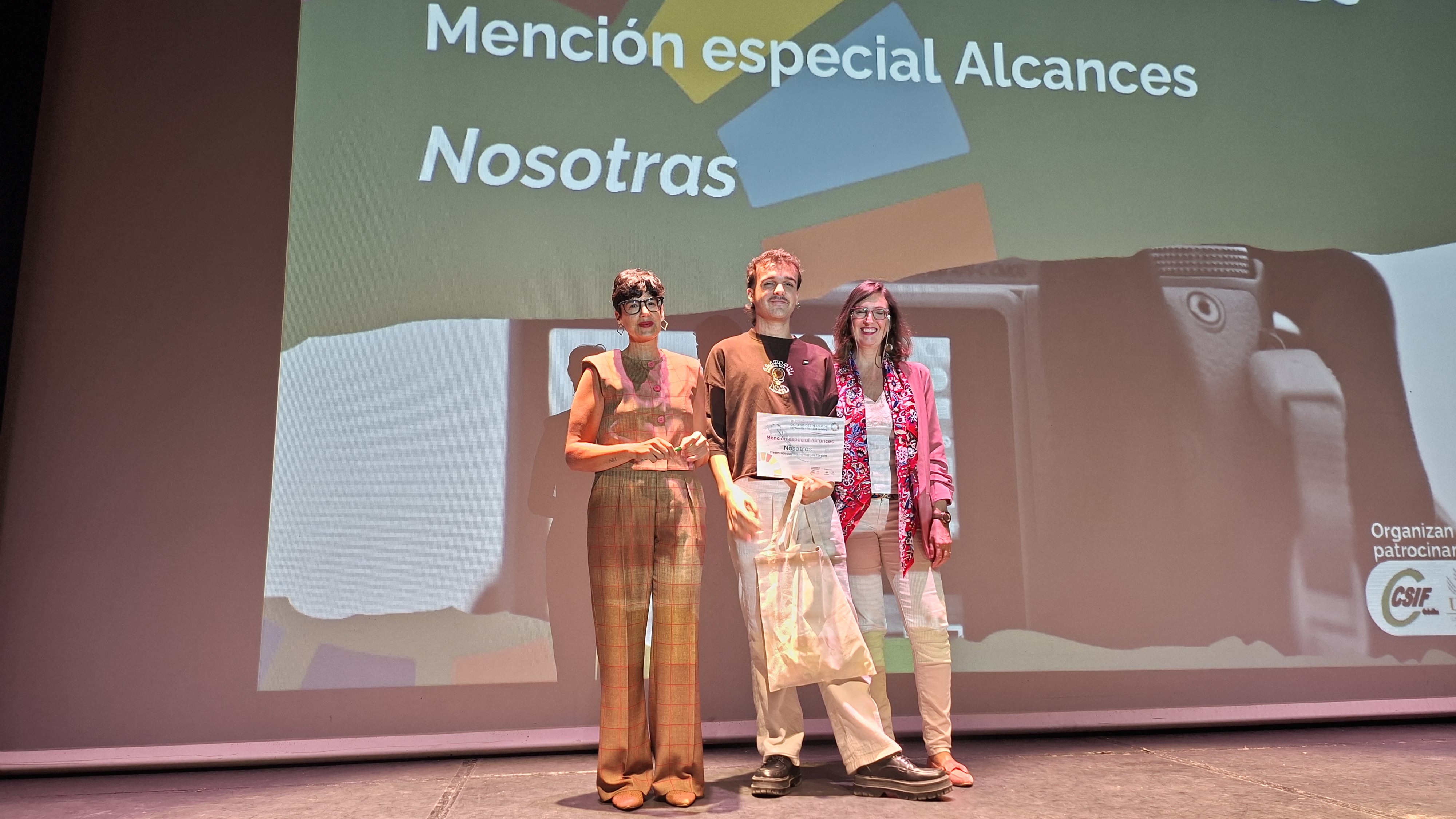 Entrega diploma a Nosotras