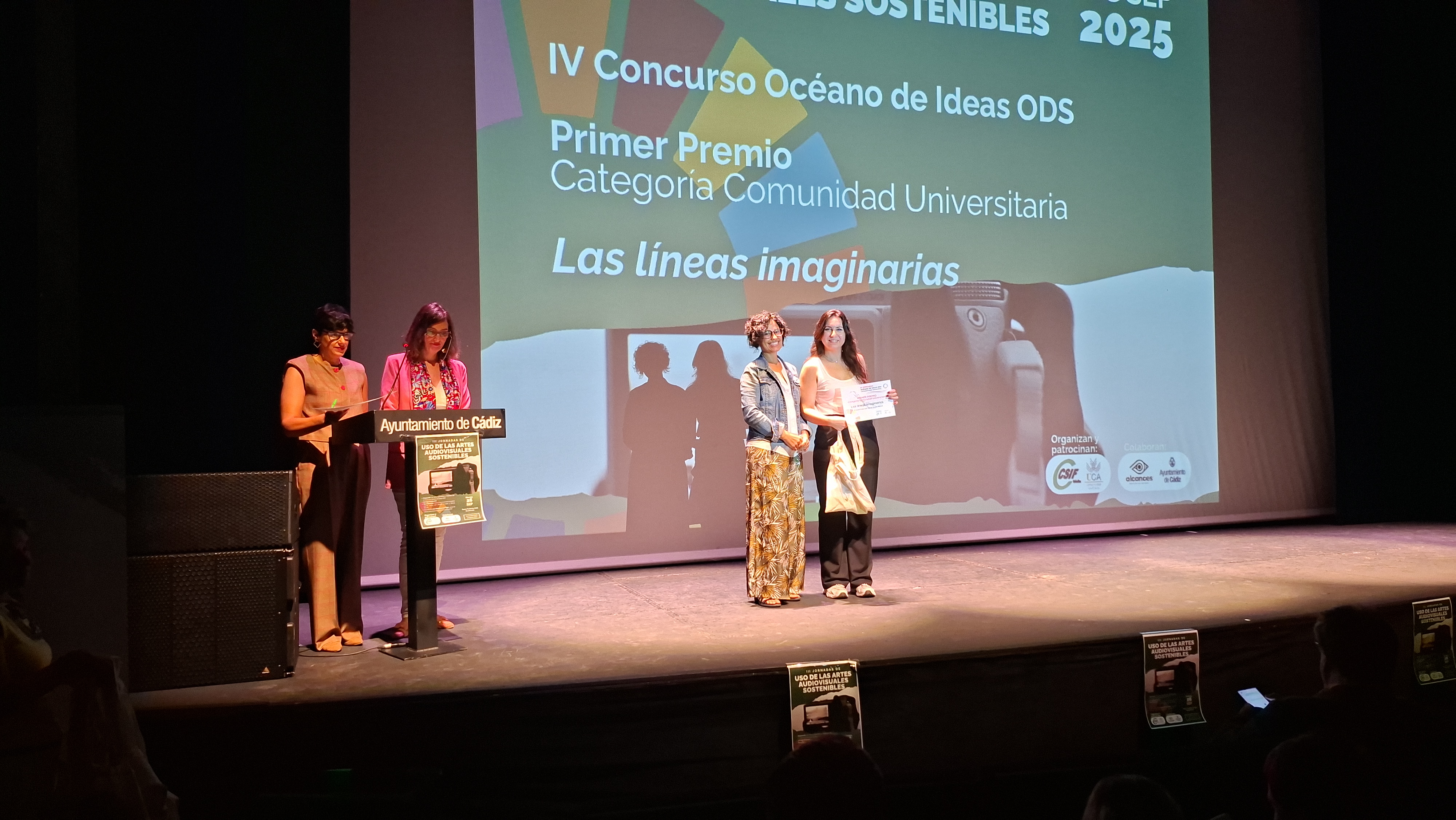 Entrega diploma a Las Líneas Imaginarias