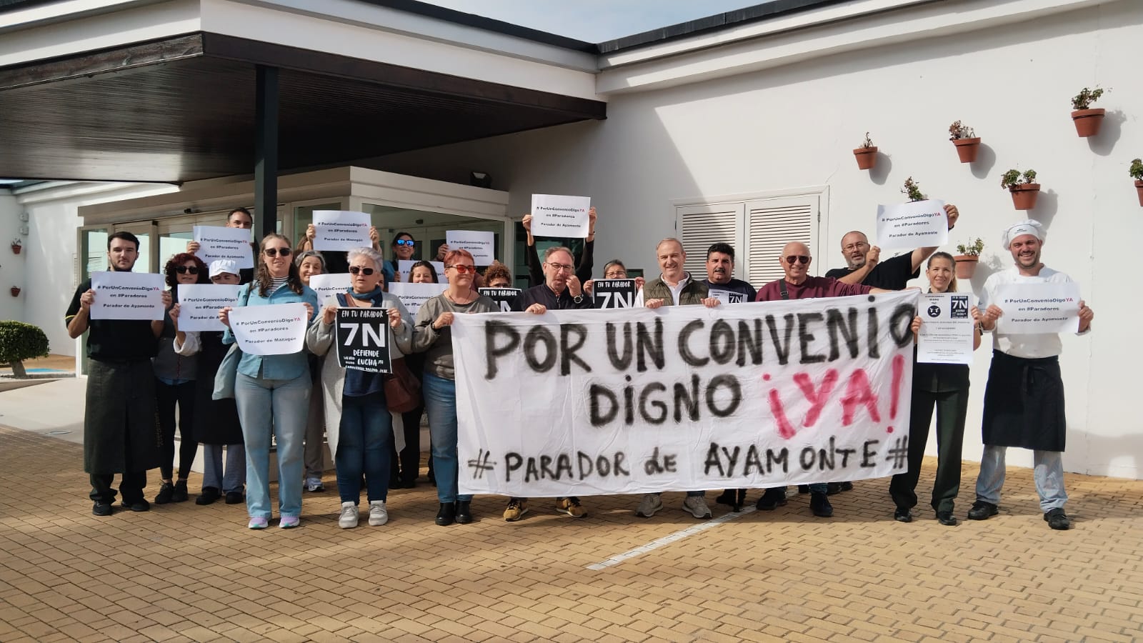 Personal del Parador de Ayamonte (Huelva) en señal de protesta