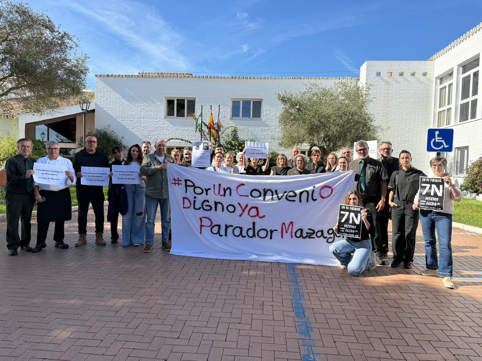 Protesta de las trabajadoras y trabajadores del parador onubense de Mazagón