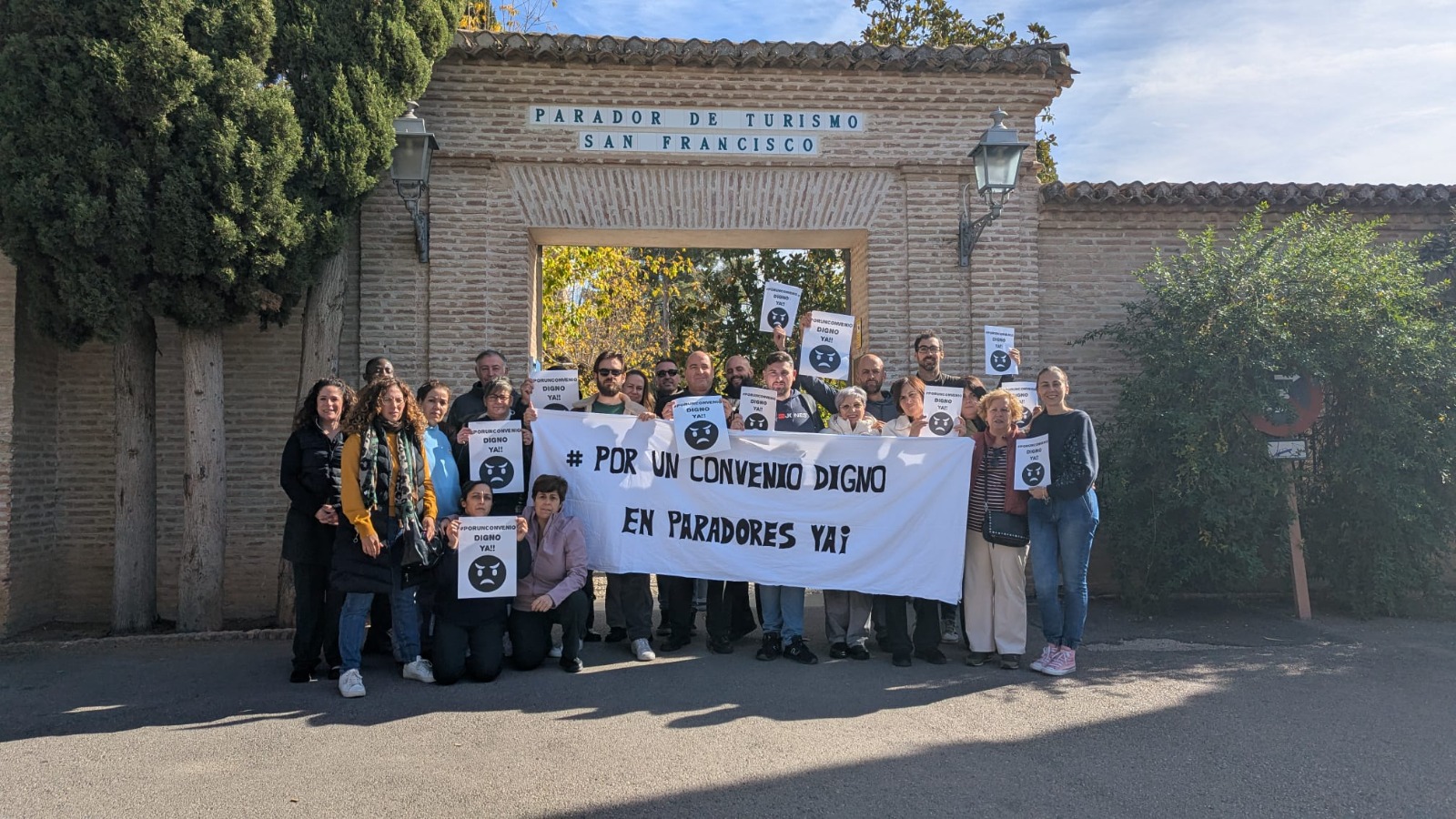 Protesta a las puertas del Parador de Granada